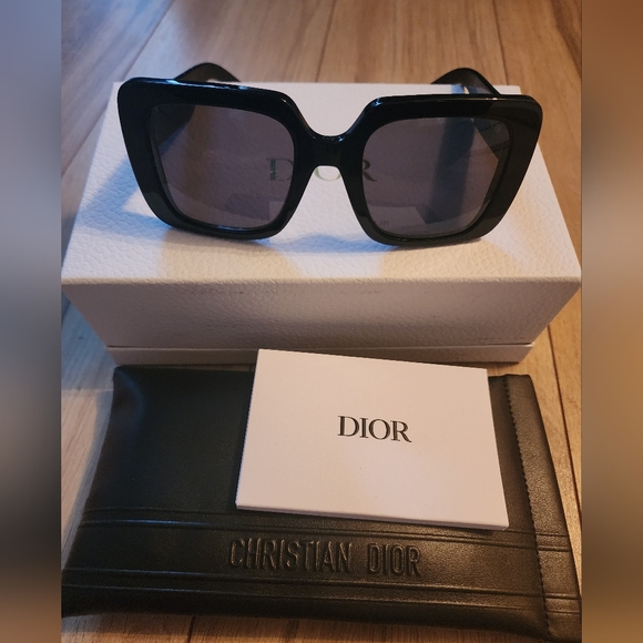 SOLD Dior Sunglasses 😎 - Picture 1 of 3